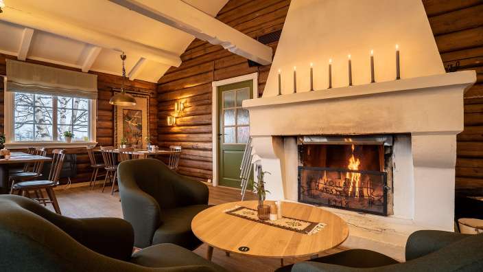 Ein Kamin in einem Holzhaus mit Kerzen darauf