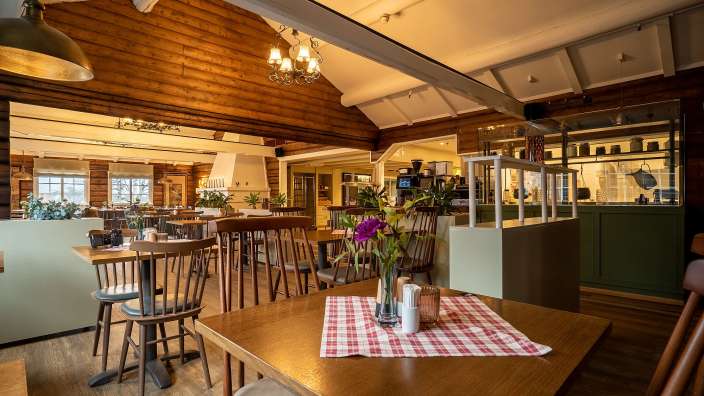 Ein Restaurant mit einem Tisch mit einem karierten Tischtuch darauf