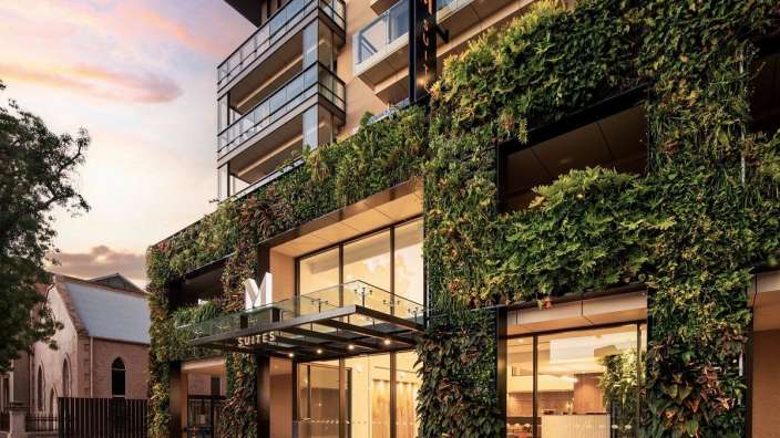 Ein großes Gebäude mit der Aufschrift ' suites ' darauf