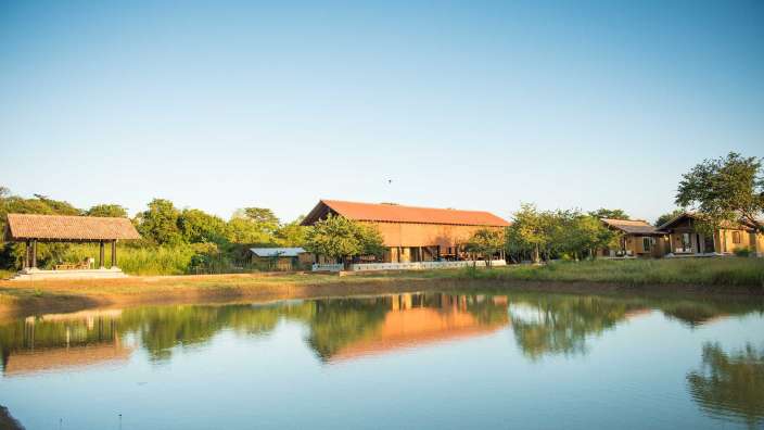 Eine Gruppe von Häusern steht neben einem Teich