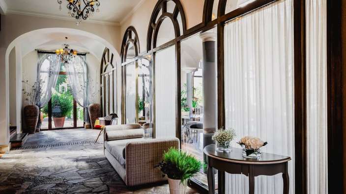 Ein Wohnzimmer mit einer Couch und einem Tisch