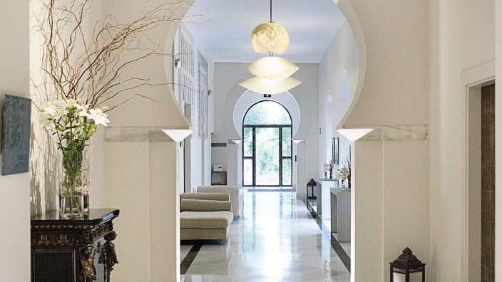 Ein Flur mit weißen Wänden und einem schwarzen Tisch