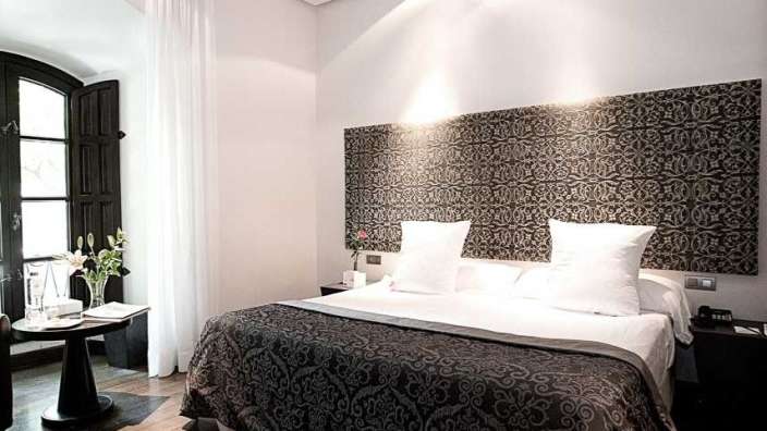 Ein Hotelzimmer mit einem Bett und einem Tisch