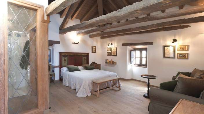 Ein Schlafzimmer mit einem Bett und einem Stuhl