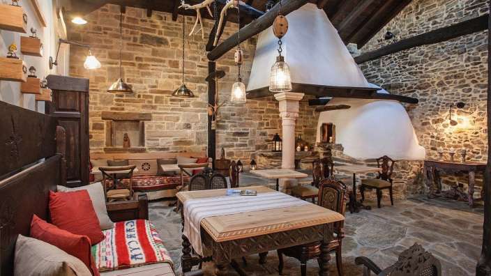 Ein Wohnzimmer mit einem Tisch und Stühlen und einem Kamin