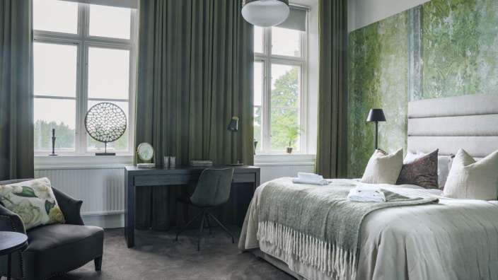 Ein Schlafzimmer mit einem Bett und einem Schreibtisch