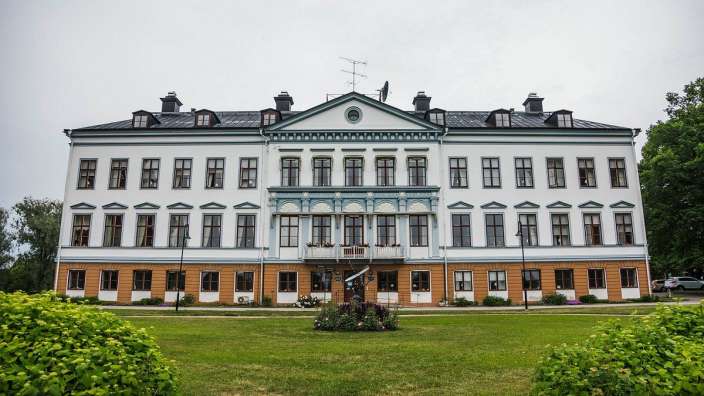 Ein großes weißes Gebäude mit vielen Fenstern