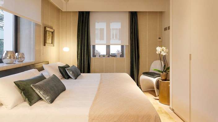 Ein kleines Schlafzimmer mit einem Bett und einem Stuhl