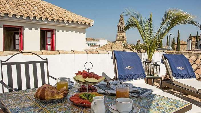 Ein Tisch mit einem Korb Obst und einer Tasse Kaffee