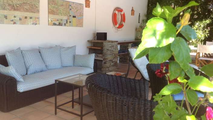 Ein Wohnzimmer mit einer Couch und einem Tisch