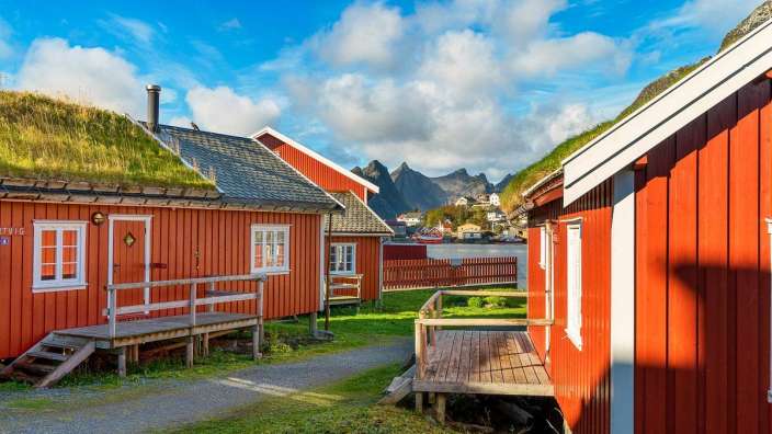 Eine Reihe von roten Häusern mit einer Nummer darauf
