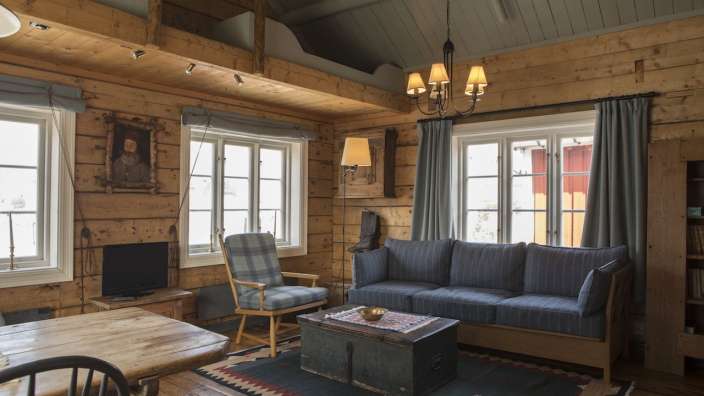 Ein Wohnzimmer mit einer Couch und einem Tisch