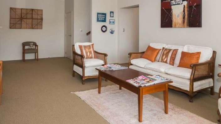 Ein Wohnzimmer mit einem Couchtisch und zwei Stühlen