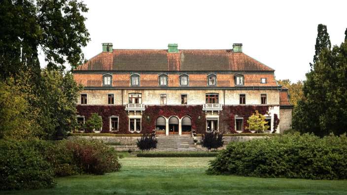 Ein großes Gebäude mit roten Blättern an der Fassade