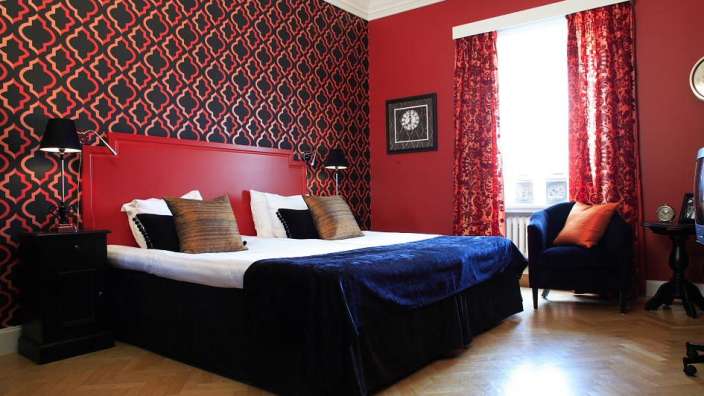 Ein Schlafzimmer mit einem Bett und einem Stuhl