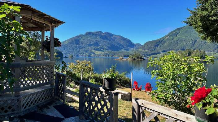 Ein Deck mit Blick auf einen See und die Berge