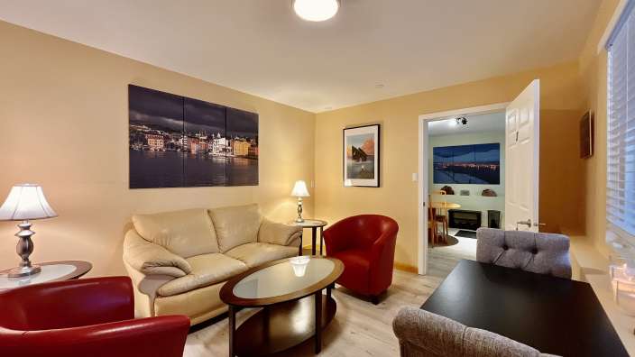 Ein Wohnzimmer mit einer Couch und zwei Stühlen