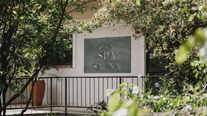 Ein Gebäude mit einem Schild darauf, das spa und sauna sagt