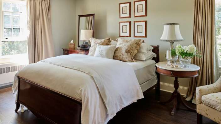 Ein Schlafzimmer mit einem Bett und einem Nachttisch