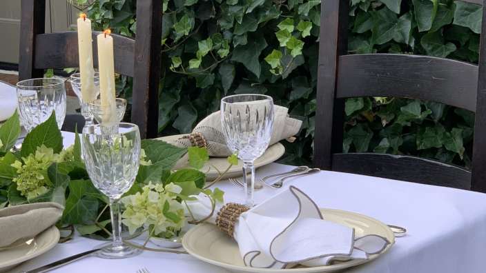 Ein Tisch mit Tellern , Gläsern und Kerzen