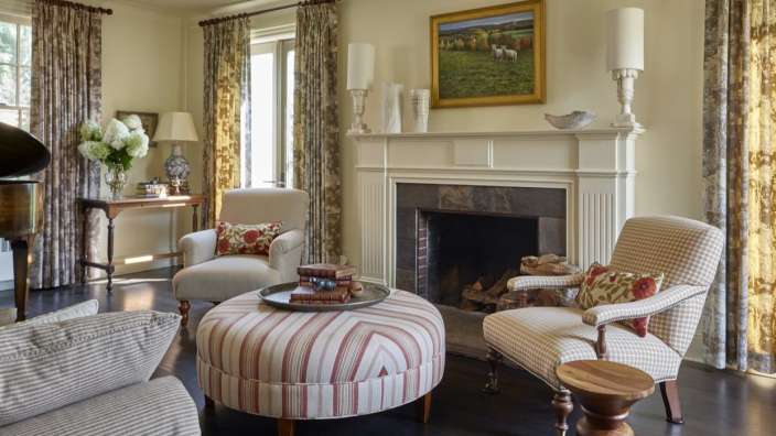 Ein Wohnzimmer mit einem Kamin und zwei Stühlen