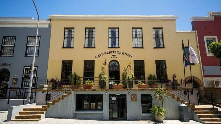Ein gelbes Gebäude mit der Aufschrift Cape Heritage Hotel darauf