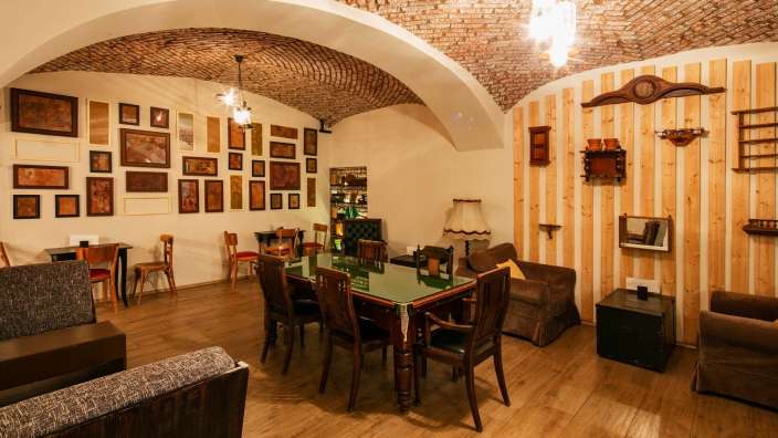 Ein Wohnzimmer mit einem Tisch und Stühlen