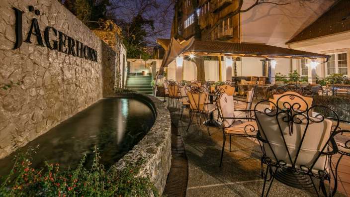 Ein Restaurant mit einem Wasserfall und einem Schild mit der Aufschrift jagerhorn