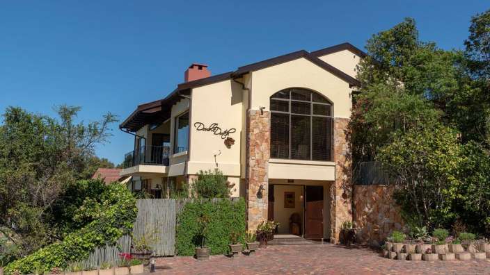 Ein großes Haus mit der Aufschrift duck duff darauf