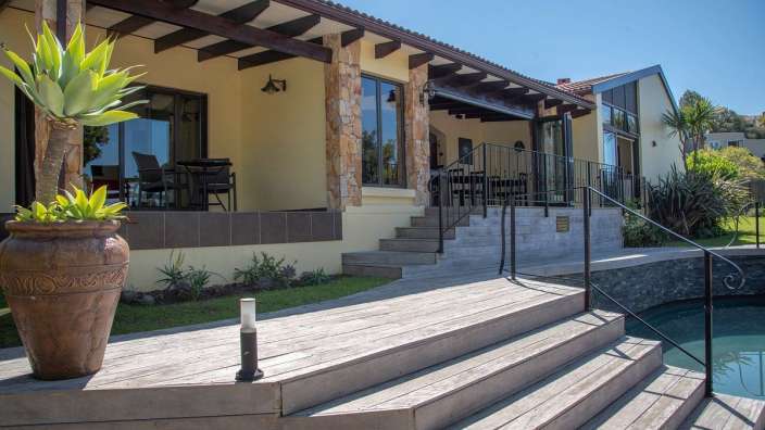 Ein Haus mit einem braunen Topf auf dem Deck