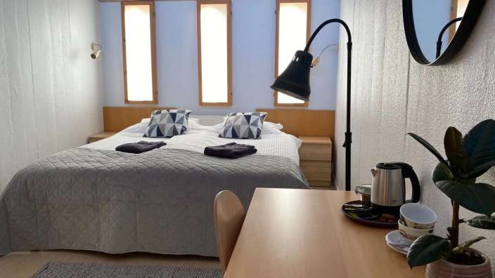 Ein kleines Schlafzimmer mit zwei Betten und einem Tisch