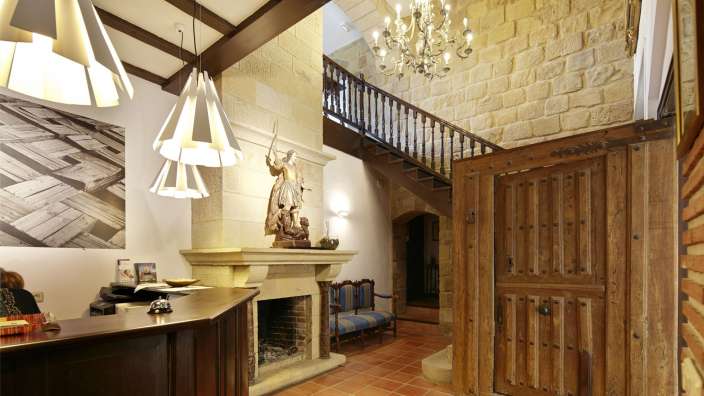 Ein Raum mit einem Kamin und einer Treppe