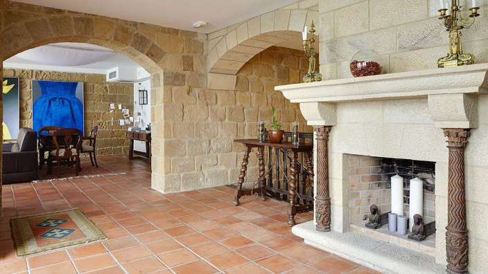 Ein Kamin mit Kerzen und Statuen darauf