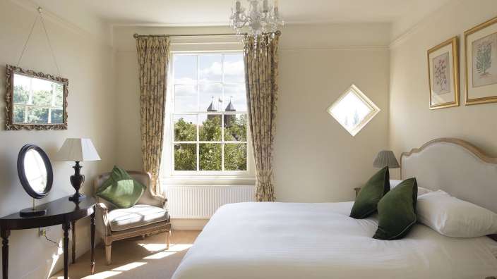 Ein Schlafzimmer mit einem Bett und einem Stuhl