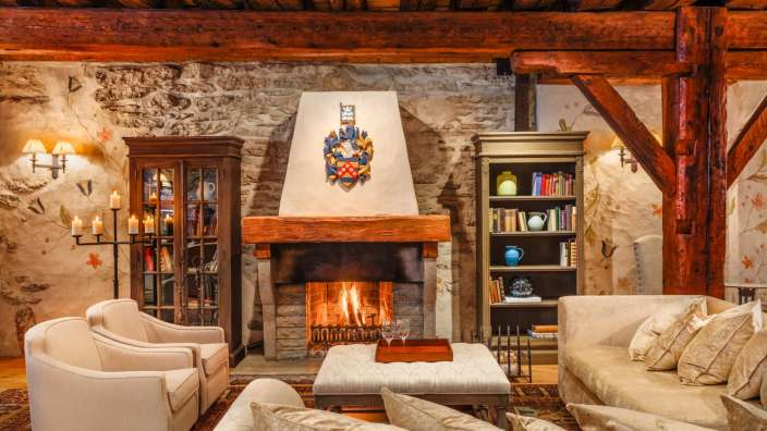 Ein Wohnzimmer mit einem Kamin und einem Wappen darauf