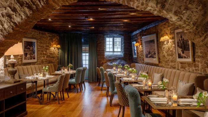 Ein Esszimmer mit vielen Tischen und Stühlen