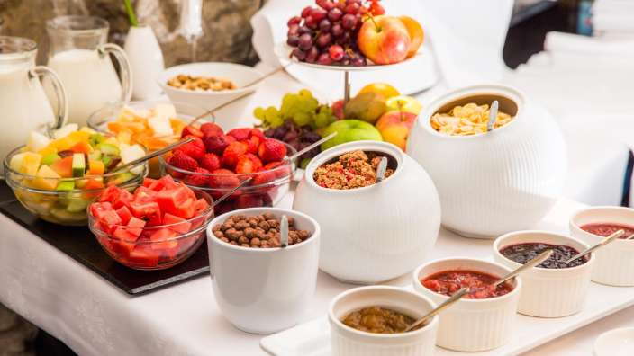 Eine Auswahl an Obst und Müsli auf einem Tisch