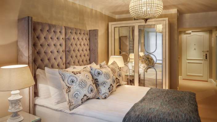 Ein Schlafzimmer mit einem Bett und zwei Lampen