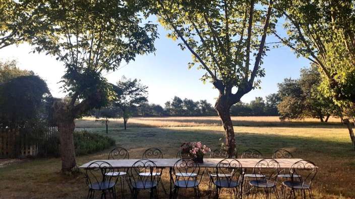 Ein Tisch und Stühle stehen in einem Feld