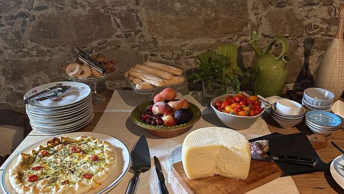 Ein Tisch mit einem Stück Käse auf einem Schneidebrett