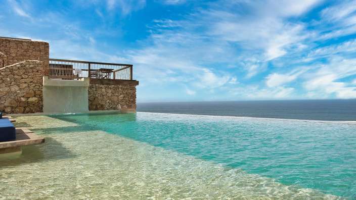 Ein Infinity-Pool mit einem Wasserfall im Hintergrund
