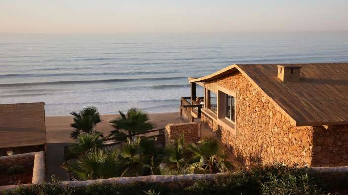 Ein Steinhaus am Strand mit Blick auf das Meer