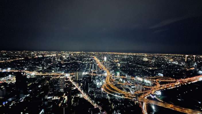 Eine Nachtaufnahme einer Stadt mit vielen Straßen und Gebäuden