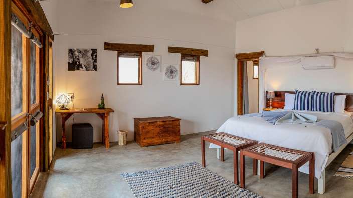 Ein Schlafzimmer mit einem Bett und einem Tisch