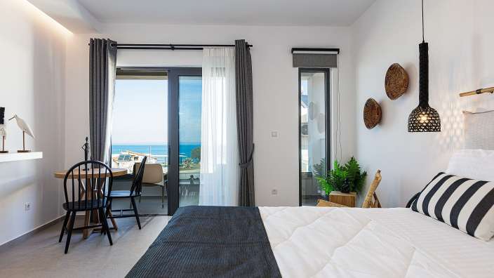 Ein Schlafzimmer mit einem Bett und einem Schreibtisch