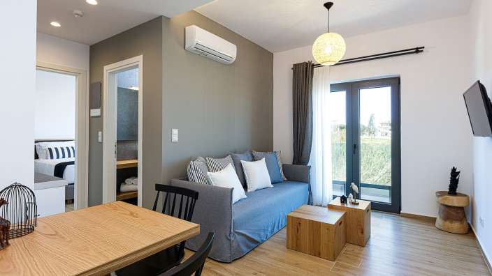 Ein Wohnzimmer mit einer Couch und einem Tisch