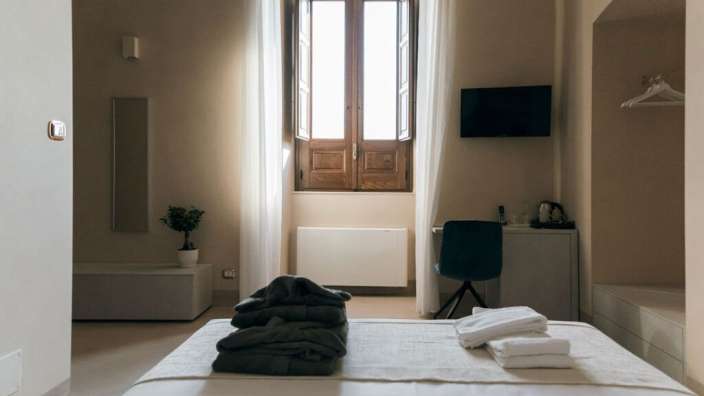 Ein Hotelzimmer mit einem Bett und einem Fernseher