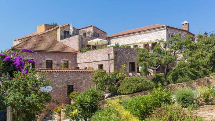 Ein großes Steingebäude mit einem Schild davor, das sagt ' taverna '