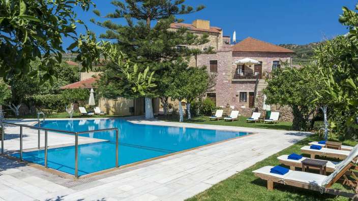 Ein großer Swimmingpool in der Nähe eines großen Gebäudes