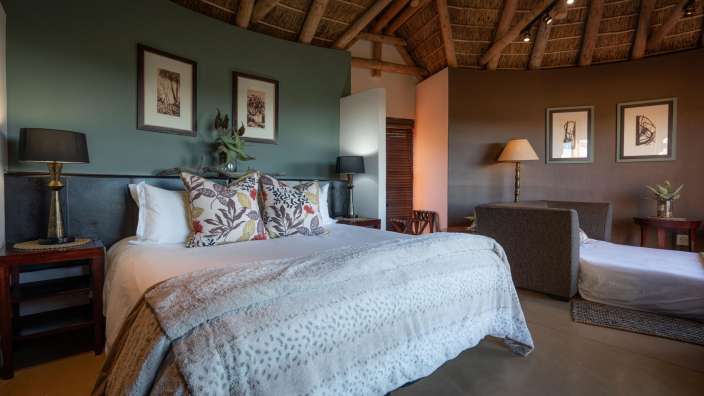 Ein Schlafzimmer mit einem Bett und einer Couch